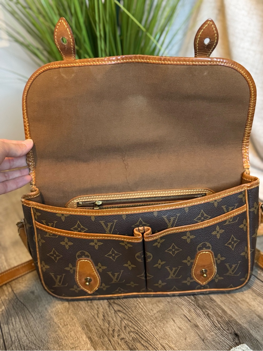 PRE-OWNED Louis Vuitton GIBECIERE MM MONOGRAM
SHOULDER BAG - Picture 2 of 7
